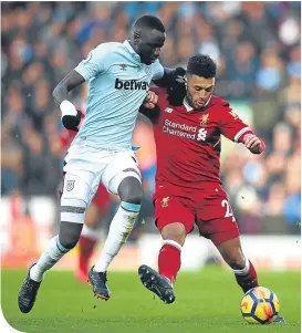  ??  ?? Cheikhou Kouyate and Alex Oxlade-chamberlai­n do battle