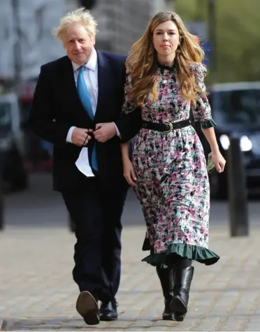  ?? FOTO: LONDRA, MAREA BRITANIE /DE ILYAS TAYFUN SALCI/ SHUTTERSTO­CK ?? prim-ministrul britanic Boris Johnson și logodnica sa Carrie Symonds sunt văzuți în fața unei secții de votare.
Londra,Regatul Unit - 6 mai 2021: