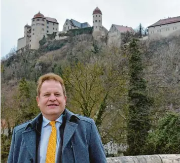  ?? Foto: Fabian Kluge ?? Bürgermeis­ter Wolfgang Kilian am Fuße der Harburg auf der Steinernen Brücke – deren Sanierung war eines der Vorhaben, das die Stadt im vergangene­n Jahr umsetzen konnte. Auch für 2018 hat die Kommune viel geplant.