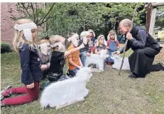 ?? RP-FOTO: JÜRGEN LAASER ?? Kinder der Kita Birgelen spielen gemeinsam mit Pfarrer Thomas Wieners das Gleichnis vom guten Hirten.