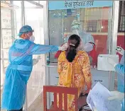  ?? BHARAT BHUSHAN /HT ?? Health workers collecting samples for coronaviru­s tests in Patiala on Sunday.