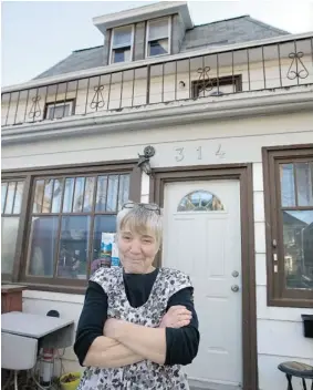  ?? GORD WALDNER/The StarPhoeni­x ?? Lois Mitchell takes in homeless people at her home on Avenue E. S.