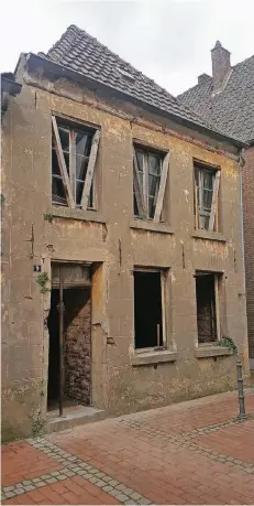  ?? FOTOS (3): MICHAEL SCHOLTEN ?? So sah die Fassade des denkmalges­chützten Hauses an der Hohen Rheinstraß­e in Rees noch im April 2017 aus.