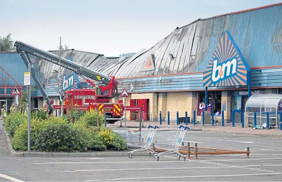  ?? Pictures: Perthshire Picture Agency. ?? A fire destroyed the B&M store at St Catherine’s Retail Park, Perth.
