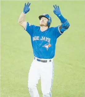  ??  ?? Josh Donaldson, de Toronto, celebra luego de pegar un jonrón de dos carreras en la tercera ante los Reales de Kansas City.