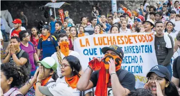  ?? MERY GRANADOS ?? Estudiante­s y sindicatos hicieron un plantón y luego marcharon por la calle 72 hasta la vía 40.