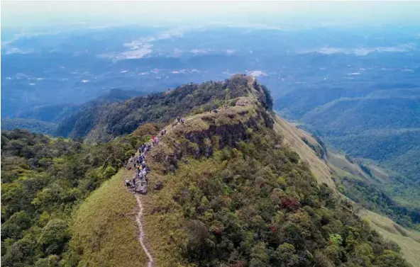  ?? ?? TOP OF THE WORLD: Mt Pha Pò has attracted many trekkers who love adventure and natural beauty.