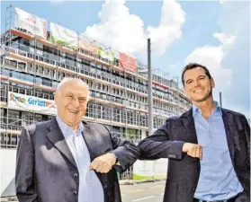  ?? BILD: SN/VEIGL ?? Hans Myslik mit seinem designiert­en Nachfolger Lukas Gehwolf vor der neuen Firmenzent­rale.