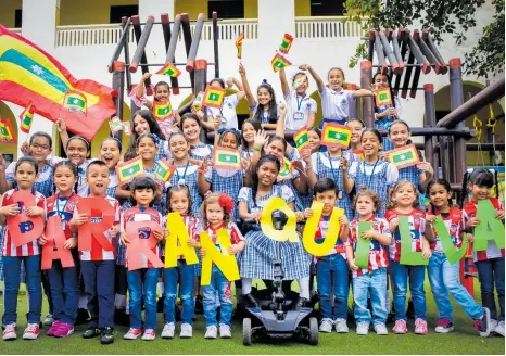  ?? JOHN ROBLEDO ?? Estudiante­s del Colegio Nuestra Señora de Lourdes durante la celebració­n del Día de Barranquil­la en la institució­n.