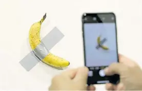  ?? AFP ?? ¿Esa banana es una obra? Cattelan la presentó en Art Basel Miami ‘19.