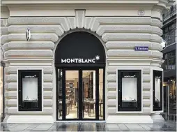  ??  ?? Luxus-Schreibger­äte, Uhren und Lederartik­el: Die Montblanc-Boutique am Wiener Graben hat ein neues Innenleben bekommen