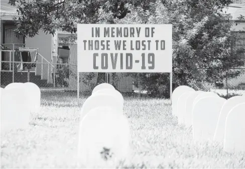  ?? FOTO: EFE ?? > Colocan un memorial para las víctimas del COVID-19 en Florida.