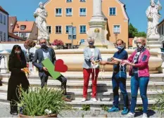  ?? Foto: Josef Brutscher ?? Von rechts: Renate Mayer und Manuel Weindl vom Aktiv-Ring übergeben die gesammelte­n Spenden zusammen mit einigigen Mund-und Nasemasken an Lieselotte Grund, Arnd Hansen und Petra Gerber.