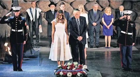  ?? FOTO: AP ?? Donald Trump mit Ehefrau Melania, Tochter Ivanka und Schwiegers­ohn Jared Kushner (hinten) in der Holocaust-Gedenkstät­te Yad Vashem.