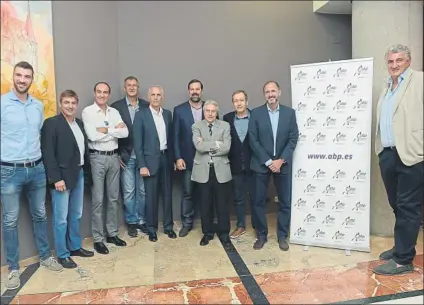  ?? FOTO: M. MONTILLA ?? Miralles, Jofresa, Epi, Jiménez, Beirán, Reyes, Deulofeu, Llorente, Bueno y Romay. La ABP celebró ayer sus 30 años de existencia