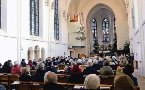  ?? FOTO: KLAUS-DIETER STADE ?? Viele Gläubige kamen gestern zum Gottesdien­st in die Klever Kirche, in der der von seinen Aufgaben entbundene Priester tätig war.