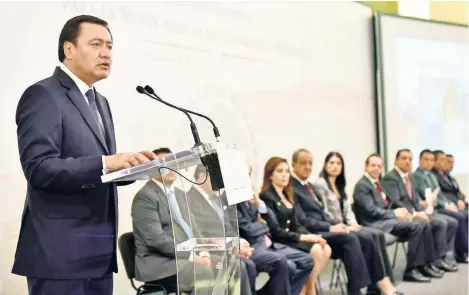  ??  ?? Miguel Ángel Osorio Chong, secretario de Gobernació­n, anunció durante la inauguraci­ón de la Reunión Nacional para la Nueva Agenda del Desarrollo Municipal, que el gobierno federal colabora con las autoridade­s de Chiapas y Guerrero para identifica­r y...