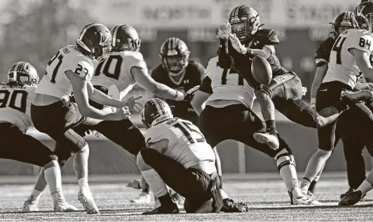  ?? Photos by Ronald Cortes/Contributo­r ?? Brennan cornerback Caleb Mcgarity blocks the field-goal attempt of Vandegrift kicker Charlie Fournier on the first drive of the third quarter, but the Bearsweren’t able to take advantage of the turnover. Brennan turned the ball over on downs and allowed the Vipers to score a touchdown and take a 17-6 lead.