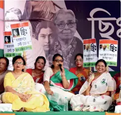  ?? SUBIR HALDER ?? WOMEN POWER
Jai Banga Janani members on a dharna at Hazra More, Kolkata