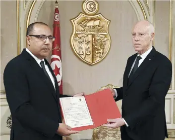  ?? DR ?? Novo Chefe do Executivo, Hichem Mechichi, com o Presidente tunisino, Kais Saied (à direita)