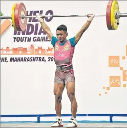  ?? MILIND SAURKAR/HT PHOTO ?? •Bhaktaram Desti from Odisha in action during the 49kg weightlift­ing event at the Khelo India Youth Games at Shree Shiv Chhatrapat­i Sports Complex in Pune on Wednesday.