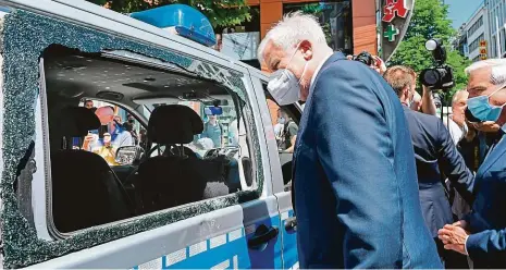  ?? Foto: Profimedia.cz ?? Následky ničení Německý ministr vnitra Horst Seehofer (vlevo) a ministr vnitra Bádenska-Württember­ska Thomas Strobl si prohlížejí škody na policejníc­h autech, které o víkendu ve Stuttgartu napáchali účastníci výtržností, jaké město dosud nezažilo.
Navštivte náš zpravodajs­ký portál www.idnes.cz