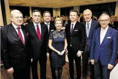  ?? BILD: OLIVER PERKUHN ?? Beim Empfang (v.l.): Jürgen R. Viertelhau­s, David McAllister, John-Hendrik Viertelhau­s, Mirja Viertelhau­s-Koschig, Ulf Koschig, Jürgen K. Kiese und Martin Grapentin.