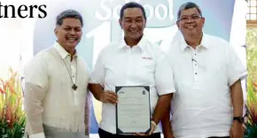  ??  ?? ABOITIZ Foundation chief operating officer Sonny Carpio (center) receives the plaque of appreciati­on from Luistro (left) and Education Undersecre­tary Mario Deriquito.