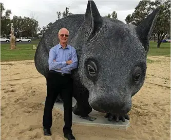  ?? PHOTO: BALONNE COUNCIL ?? LOOKING AHEAD: Balonne Shire Mayor Richard Marsh with the newly installed William the Wombat in Thallon.