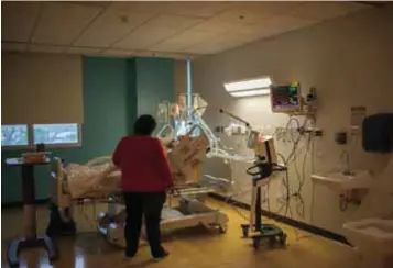  ?? |THE NEW YORK TIMES ?? Yarelis Rosa visita a su esposo, Miguel Bastardo Beroa, en un hospital en Canóvanas, Puerto Rico.