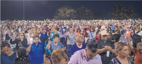  ?? ROBERTO E. ROSALES/JOURNAL ?? Thousands packed a baseball field at El Paso’s Ponder Park on Sunday night to honor the victims of Saturday’s shooting at a busy Walmart.