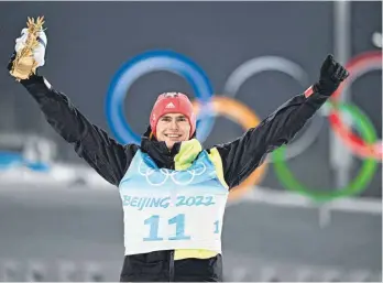  ?? FOTO: HENDRIK SCHMIDT/DPA ?? Der größte Erfolg seiner Karriere: Vinzenz Geiger jubelt über Gold bei den Winterspie­len in Peking.