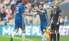  ?? FOTO: GYI ?? A Cesc Fàbregas no le gustó su suplencia El sábado entró por Matic en el minuto 61