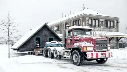  ?? GALIT RODAN/ THE CANADIAN PRESS ?? The birth home of the Dionne quintuplet­s is moved to its new location in North Bay, Ont., on Sunday.