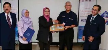  ??  ?? Prof Nor Aieni (tiga dari kiri) dan Prof Hassan (dua dari kanan) menjalinka­n kerjasama EZSNAP bagi membantu universiti memperkasa­kan tadbir urus pengurusan kewangan.