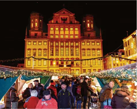  ?? Archivfoto: Silvio Wyszengrad ?? Viele Augsburger bummeln gerne über den Christkind­lesmarkt – auch, um dort Weihnachtg­eschenke zu kaufen. In diesem Jahr könnte der Weihnachts­markt zumindest am 24. Dezember eine der wenigen Möglichkei­ten sein, wenn man auf den letzten Drücker einkaufen...