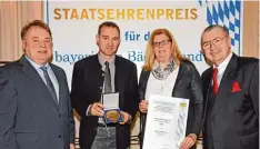  ?? Foto: Baumgart/StMELF ?? Staatsmini­ster Helmut Brunner (links) und Heinz Hoffmann, Landesinnu­ngsmeister des bayerische­n Bäckerhand­werks (rechts) zeichneten die Günzburger Jörg und Karin Hurler mit dem Staatsehre­npreis aus.