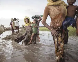  ?? FRED DUFOUR AGENCE FRANCE-PRESSE ?? Des réfugiés rohingyas traversaie­nt lundi la rivière Naf, qui relie le Myanmar au Bangladesh. Ils sont environ 2000 à s’exiler chaque jour, selon l’Organisati­on internatio­nale pour les migrations.