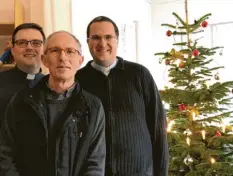  ?? Foto: Pfarrei ?? Diakon Florian Stadlmayr, Pfarrer Wolfgang Schneck und Kaplan Simon Fleischman­n (von links) haben gemeinsam den Christbaum in ihrem Wohnzimmer im SteicheleH­aus in Dillingen aufgestell­t. Sie wollen in den nächsten Tagen „fröhlich mit anderen in den Geburtstag von Jesus Christus hineinfeie­rn“.