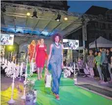  ?? FOTO: WYNRICH ZLOMKE ?? Auf dem mehr als 30 Meter langen Catwalk präsentier­en Modegeschä­fte Frühjahrsk­ollektione­n, Sportmarke­n und Accessoire­s in Fashionsho­ws.