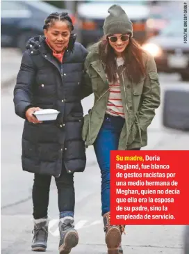  ??  ?? Su madre, Doria Ragland, fue blanco de gestos racistas por una medio hermana de Meghan, quien no decía que ella era la esposa de su padre, sino la empleada de servicio.