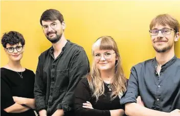  ?? DIGITALER KOMPASS ?? Die Faktenchec­ker Anastasia, Tim, Iris und Thomas (v.l.)
ZUM THEMA QR-Code scannen und zu einem Video und Link zum Crowdfundi­ng gelangen.