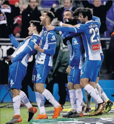  ??  ?? GOLES DE GRAN VALOR. Los jugadores se agolpan sobre Gerard Moreno tras un gol, esta temporada.