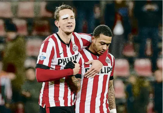  ?? VI-IMAGES / GETTY ?? Luuk de Jong felicita Memphis Depay després que un gol del segon donés el triomf al PSV contra el Willem II el 2015