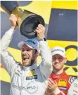  ?? FOTO: DPA ?? Gary Paffett stemmt den DTMSiegerp­okal in die Höhe.