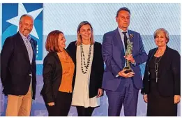  ??  ?? Arriba, derecha: Jesús Alonso, presidente de Ford, y su equipo reciben el premio de Mejor Proyecto de Responsabi­lidad Social Corporativ­a y Mecenazgo; se lo entrega Helena Hernández, consejera del Grupo LUIKE.