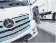  ?? FOTO: MARIJAN MURAT/DPA ?? Mercedes-benz eactros: Über einen Börsengang von Daimlers Lastwagens­parte war schon lange spekuliert worden. Nun holt der Stuttgarte­r Konzern zum ganz großen Rundumschl­ag aus.