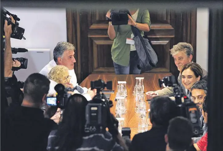  ?? ÀLEX GARCIA ?? Un momento de la reunión en el Ayuntamien­to entre la alcaldesa Ada Colau y los alcaldes por el cambio, que luego celebraron un acto en el pabellón de la estación del Nord