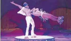  ?? FOTO: TOBIAS BLANQUETT ?? Bei ihrer Rollschuh-Akrobatik-Show wirbeln die italienisc­hen Geschwiste­r Vanessa und Emanuel Medini über ein rundes Podest.