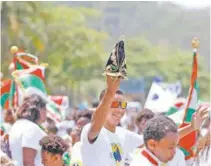  ??  ?? Fiéis de Nossa Senhora Aparecida lotaram a praia do Leme ontem